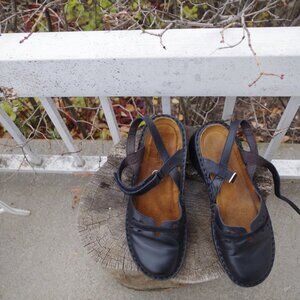 Black Leather Ladies Sandles By Naot